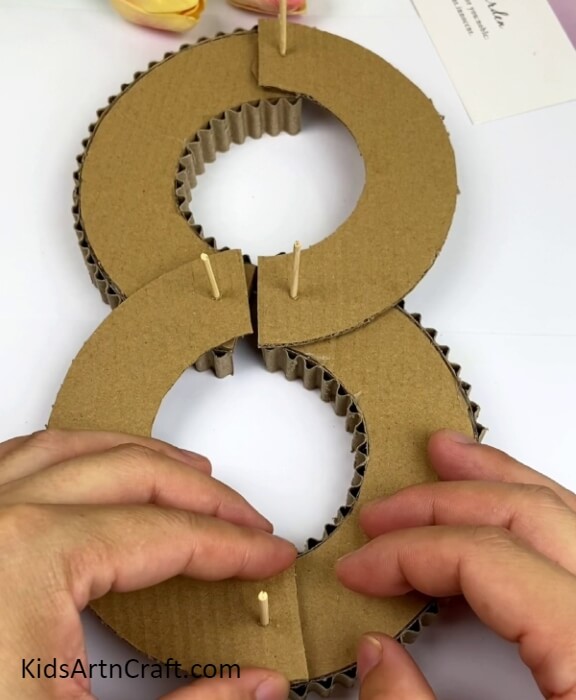 Making An '8' Shape- A cool cardboard track for a ball and car game craft