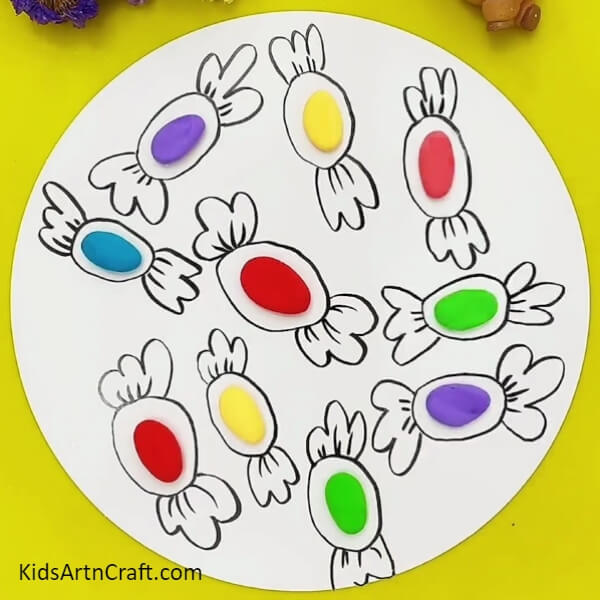Fill The White Craft Paper With Candies- Turning colorful clay into candy-like artwork - a great idea for those starting out! 