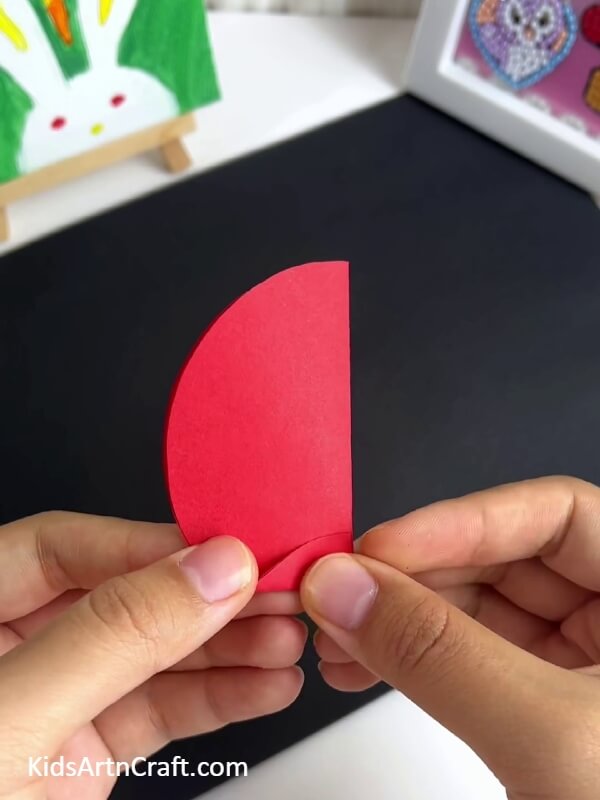 Lower Folding The Paper-Making a bright pinwheel-shaped flower craft suitable for beginners