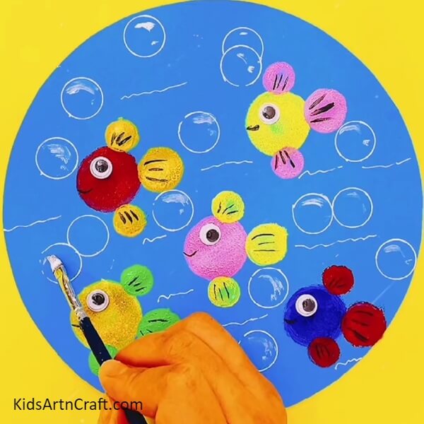 Detailing Bubbles- Letting the little ones create a masterpiece with stamping fish underwater art.