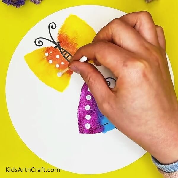 Making dots on butterfly. step-by-step tutorial for creating butterfly using sponge for children