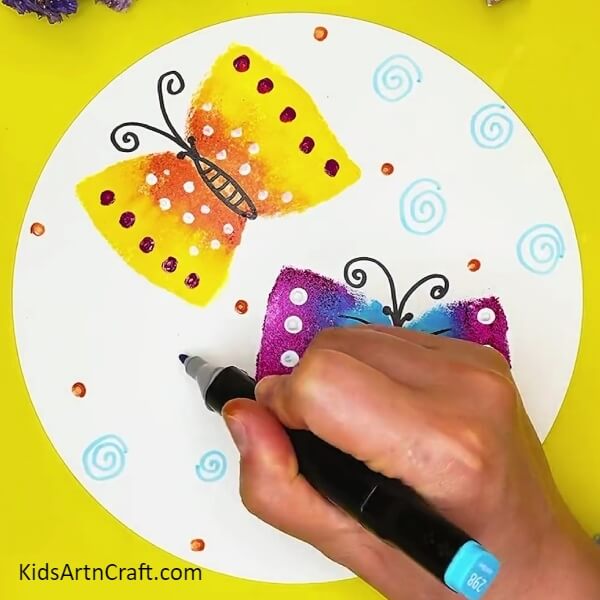 Filling empty spaces in sheet. Tutorial of creating butterfly using sponge for kids