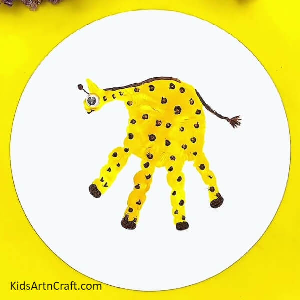 The Easy Giraffe Handprint Painting Is Ready!-Creative Giraffe Mark Painting Concept For Newcomers-