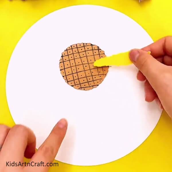 Making A Petal- A great idea for those new to paper sunflower crafting 