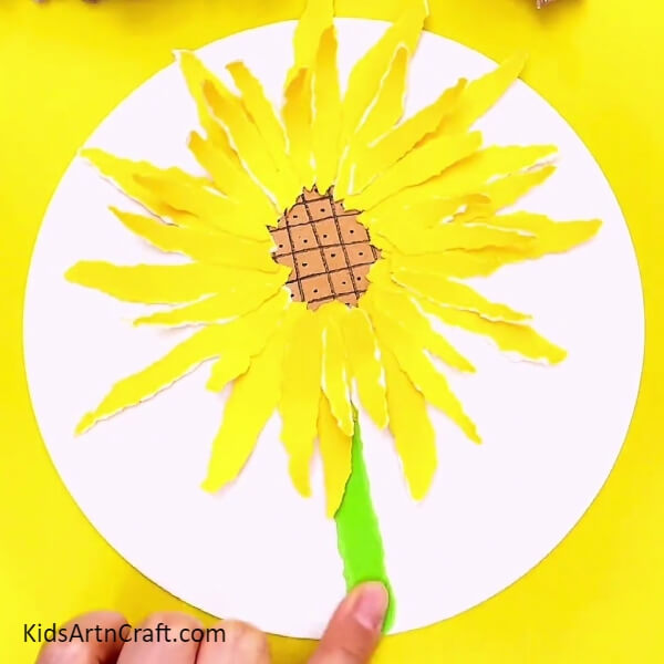 Pasting Stem Of The Sunflower- An inventive paper sunflower craft suggestion for beginners 