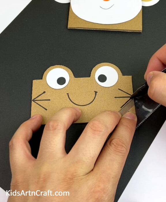 Making All The Fingers Of The Frog-Create a Fun Animal Face Creation Out of Cardboard Step by Step