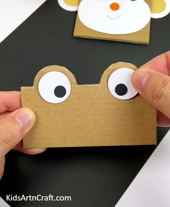 Pasting The Right Eye-Learn How to Make Animal Visages Out of Cardboard Step by Step