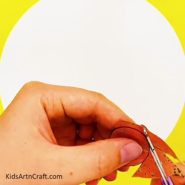 Cutting Out A Leaf Circle-Adorable Butterfly Creation Utilizing Autumn Leaves Thought For Kids 