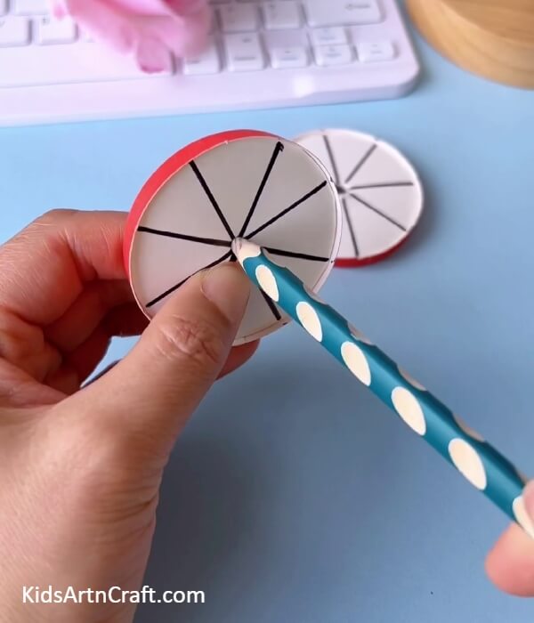 Making Holes In The Wheels-Assembling a bike using a paper cup and plastic straw
