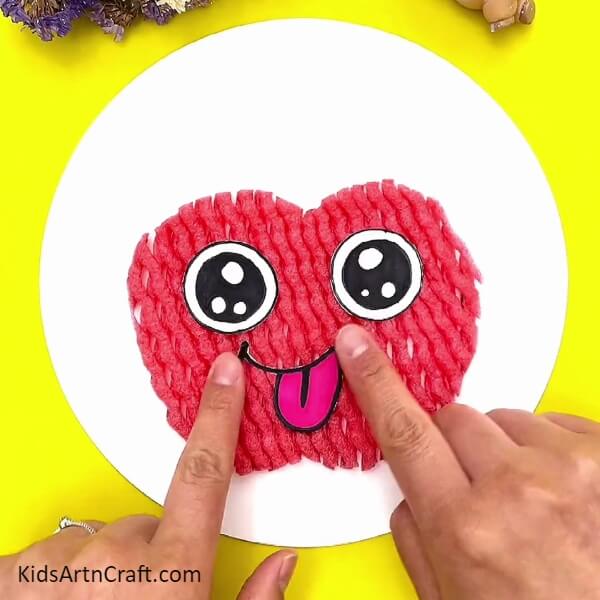 Create A Cute Mouth And Paste It- Producing a Fruit Foam Net Apple For Kids 