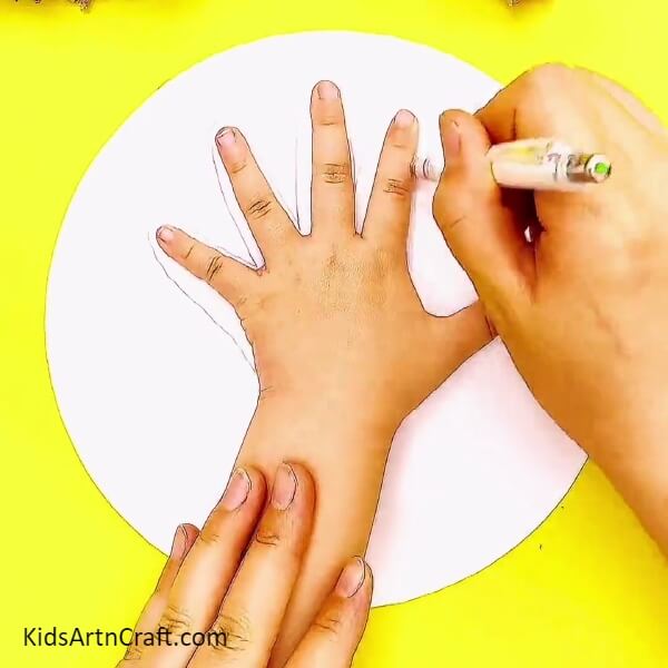 Outlining The Palm Using Pencil-Hen Face Innovative Idea For Beginners-