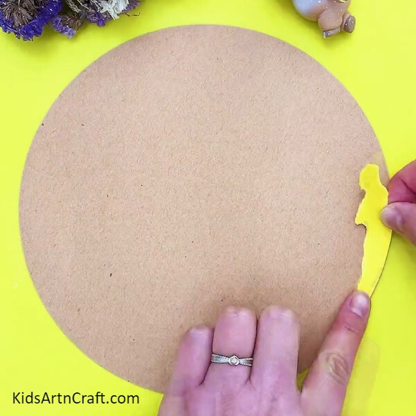Making a yellow plant. Complete tutorial to make Ladybug And Plants Easy Artwork For Kids