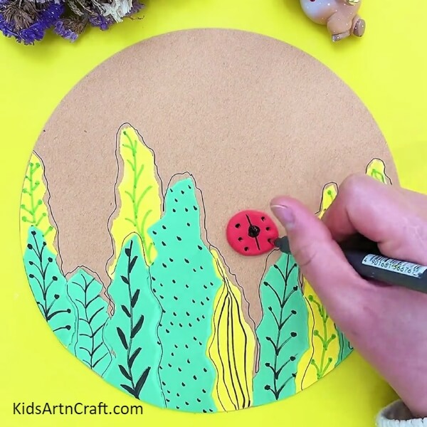 Making the lady bugs. Complete tutorial of Ladybug And Plants Easy Artwork For children