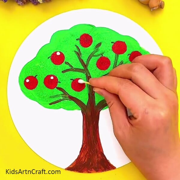 Making White Spots-Simple Instructions for Making a Paper Apple Tree