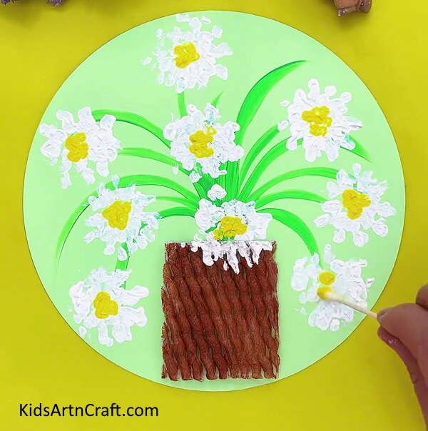 Completing making the center. Step-by-step guide for Easy Fruit Foam Net Flower Pot Artwork For Kids