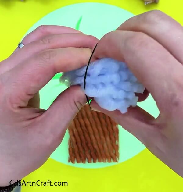Securing the net with a elastic. Tutorial for Easy Fruit Foam Net Flower Pot Artwork For Kids