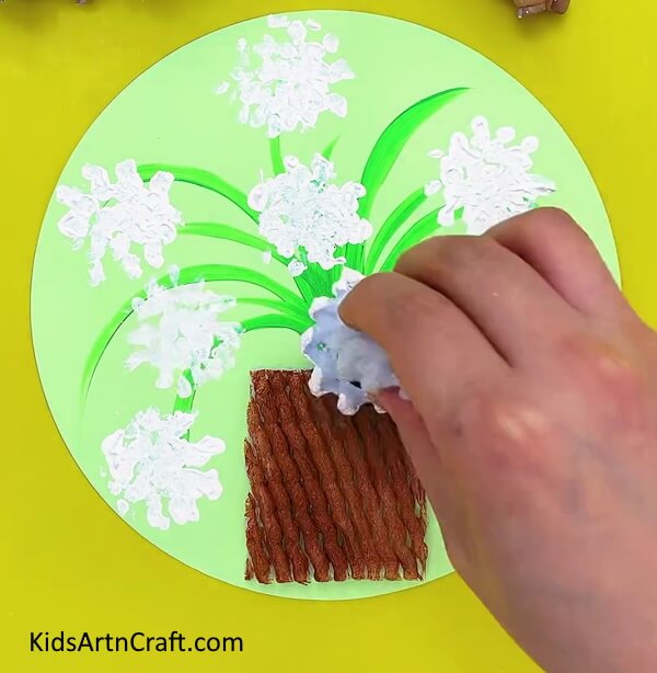 Completing making the flower. Step-by-step Tutorial Easy Fruit Foam Net Flower Pot Artwork For Kids