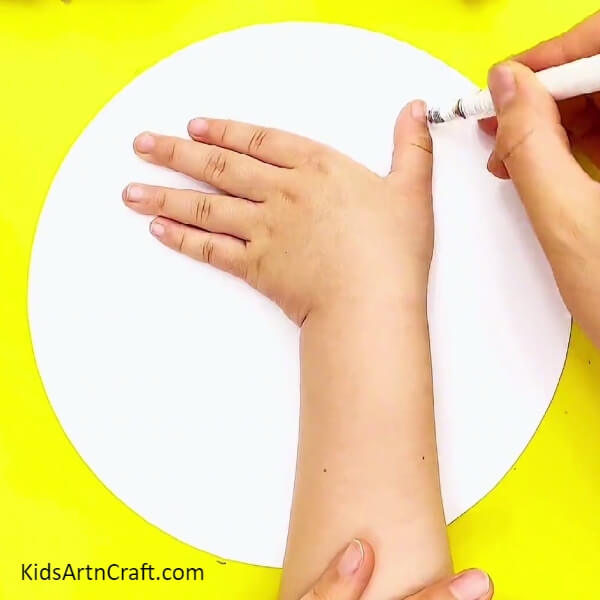 Making The Outline Of The Zebra-Simple Hand-Drawn Zebra Sketch Idea For Children-