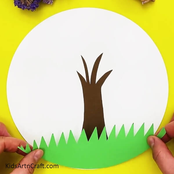 Make grasses with green craft paper- A tutorial that will show you how to create a paper circle apple tree step by step
