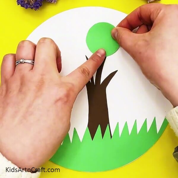 Make circle with green craft paper- Instructions to make a paper circle apple tree craft with ease