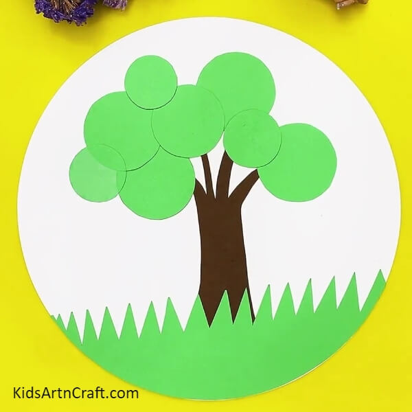 Make more circles from green craft paper- Learn how to create a paper circle apple tree craft with this step-by-step tutorial