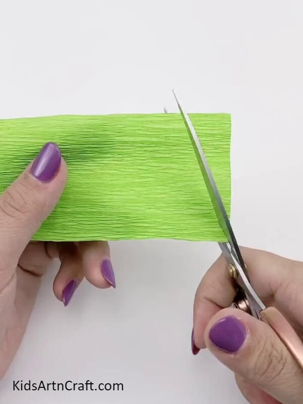 Making A Slanting Cut - Simple Wheat-Making Using Crepe Paper For Novices 