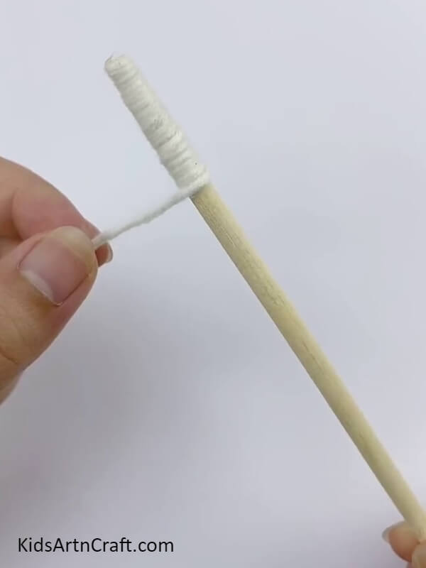 Wrap White Yarn Around The Chopstick- Making a Basic Wall Ornament with Fruit Foam and Chopsticks 