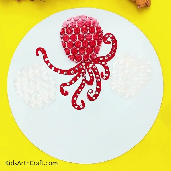 Putting White Dots On Each Tentacles Of Octopus- Directions for making an octopus craft with bubble wrap for kids