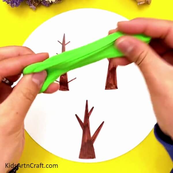Plugging out the piece of green clay-Beginner tutorial to make clay tree creatively 