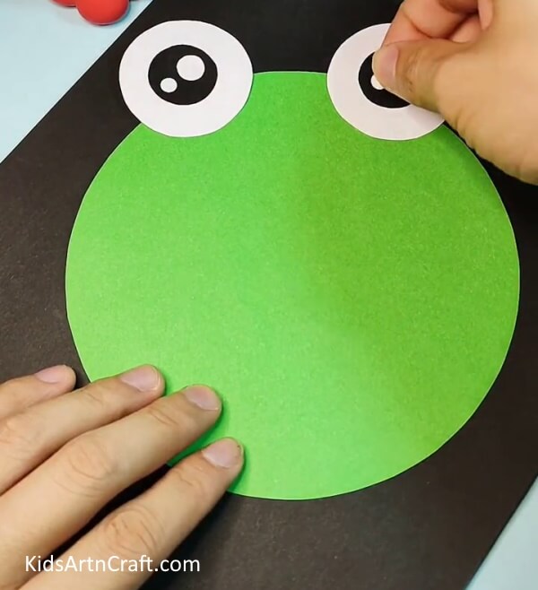 Adding Shine To The Eyes-Frog Craft For Kids 