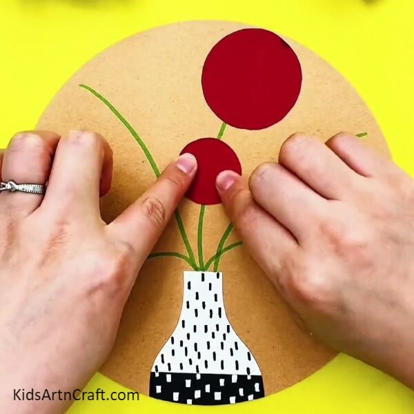 Pasting The Flower Circles Of Different Sizes- How to design a flower vase with originality.