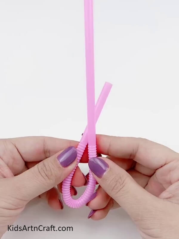 Bending the straw- Let's start the craft by bending straw into zig zag for beginners