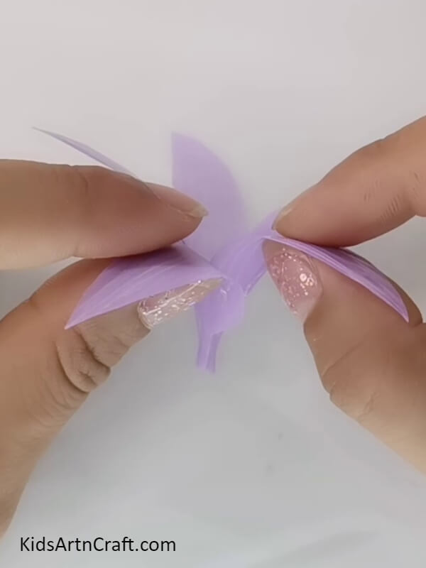 Completing Pasting The Petals Into A Flower-Simple DIY Craft Of Flowers For Kindergarten