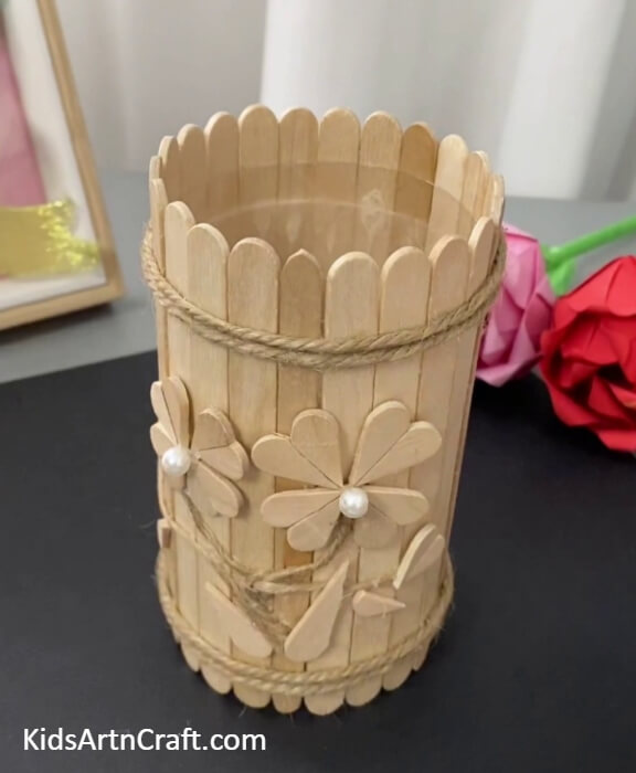 Securing The Jute Rope-Construct a beautiful pencil holder from Popsicle sticks with this tutorial 