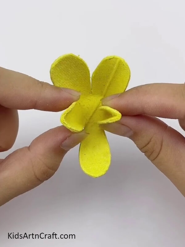 Folding The Petals- Teach Kids To Put Together Pretty Roses Out Of An Egg Holder
