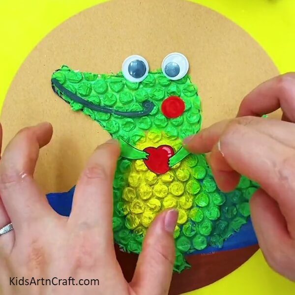 Pasting His Hands-Constructing a Crocodile Model from Bubble Wrap