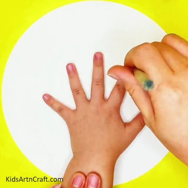 Make a handprint outline from toddler's hand- Tutorial on how to create a tree design using a hand outline