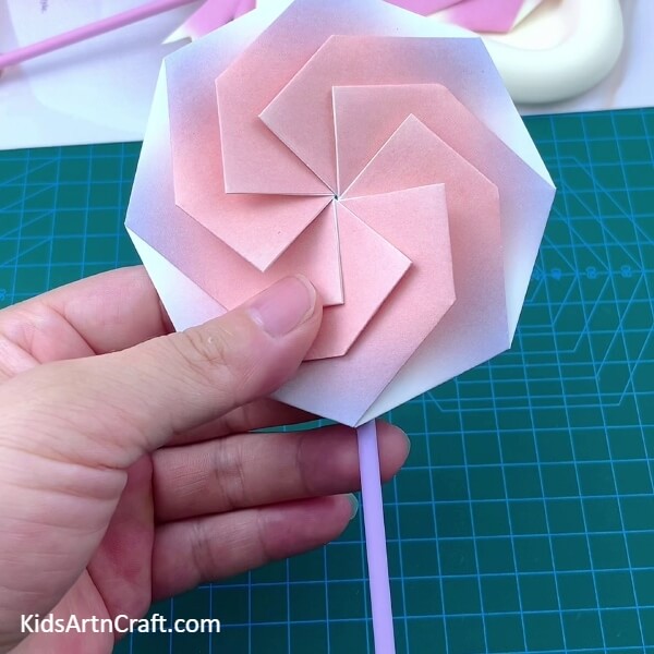 Pasting A Starw - Delicious Lollipop Origami Idea for First-Timers 