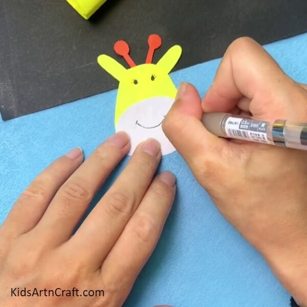  Make an awesome cone-shaped giraffe paper craft with the kids