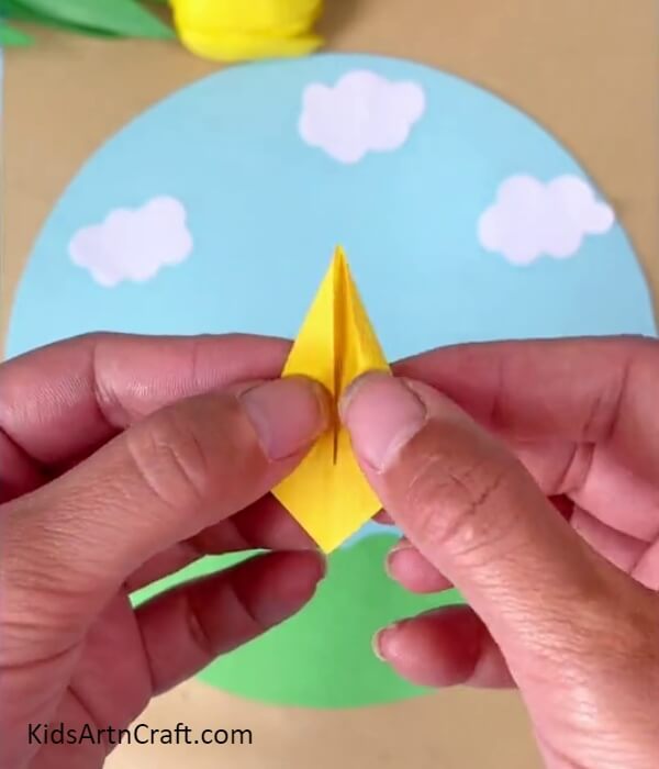 Making A Kite Shape- Making kites from paper - a tutorial for children. 