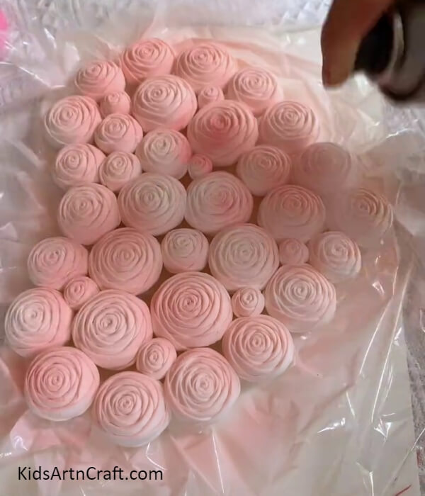 Spray Painting The Roses' Heart-Guide to constructing a wall frame with napkin roses as decorations