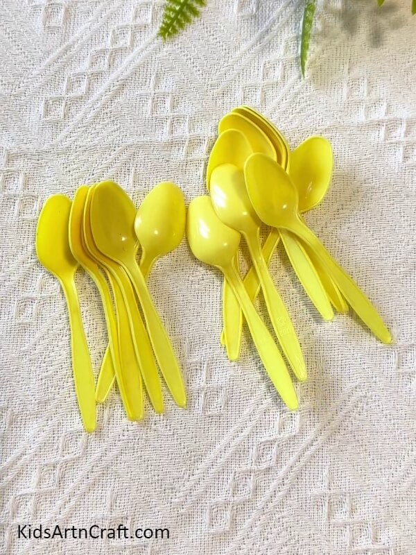Taking Yellow Plastic Spoons-Guidance on Creating a Plastic Spoon Sunflower with Children 