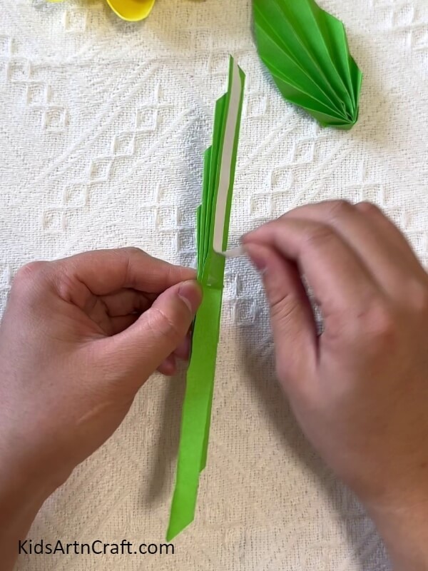 Making Zig-Zag Strips Of The Triangle-Guidance on Creating a Plastic Spoon Sunflower with Children 