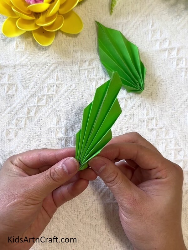 Making A Leaf-Step-By-Step Instructions for Making a Plastic Spoon Sunflower with Children 