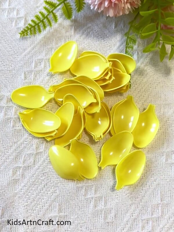Removing Out The Spoon Bowls-Step-By-Step Instructions for Making a Plastic Spoon Sunflower with Children 