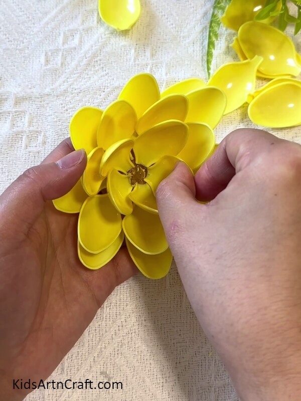Making The Last Layer Of Flower-Teach Kids to Make a Sunflower Out of Plastic Spoons 