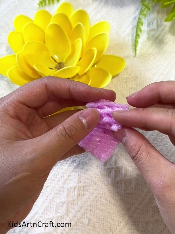 Making The Center Of The Flower-Tutorial on Crafting a Sunflower with Plastic Spoons for Kids 