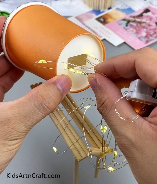 Inserting A Fairy Light In The Cup- Making a deer-illuminated lamp as a project for kids. 