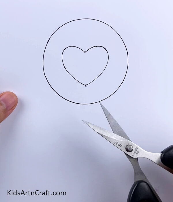 Drawing And Cutting Out A Heart In A Circle- Constructing a deer light for children's craft
