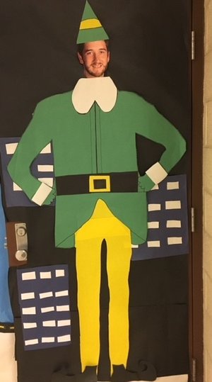 Fun Buddy the Elf Photo Booth Decoration For Preschool Students - Suggestions for Decorating Preschool Doors for Christmas 